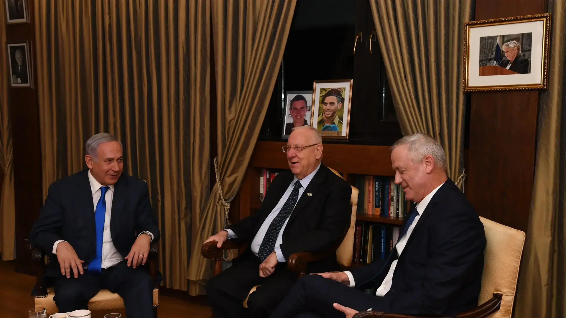 ראש הממשלה, בנימין נתניהו, יו"ר כחול לבן בני גנץ במהלך פגישתם עם נשיא המדינה בבית הנשיא, 23 ספטמבר 2019 ראש הממשלה, בנימין נתניהו, יו"ר כחול לבן בני גנץ במהלך פגישתם עם נשיא המדינה בבית הנשיא, 23 ספטמבר 2019