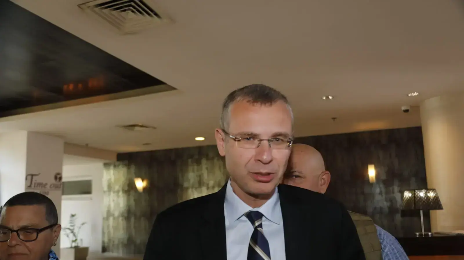 נציג הליכוד, יריב לווין בדרכו לישיבת הצוותים בכפר המכביה, ר"ג 24 בספטמבר 2019 נציג הליכוד, יריב לווין בדרכו לישיבת הצוותים בכפר המכביה, ר"ג 24 בספטמבר 2019