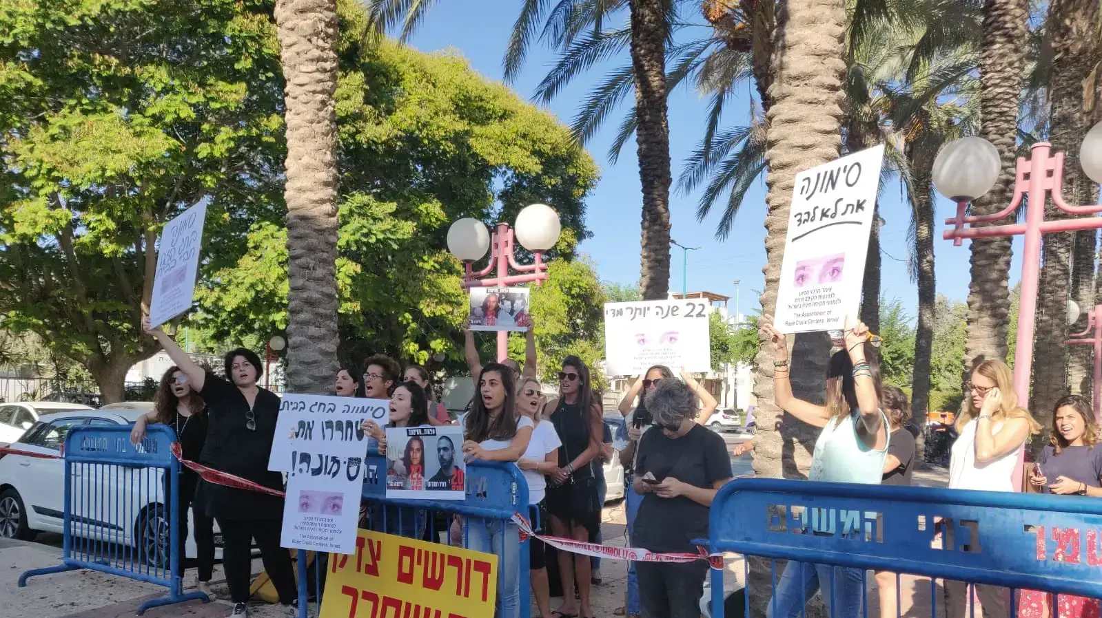 כ-30 מפגינות מחוץ לבית משפט השלום ברמלה, מחוץ לדיון בוועדת השחרורים בעניינה
סימונה מורי 25 בספטמבר 2019 כ-30 מפגינות מחוץ לבית משפט השלום ברמלה, מחוץ לדיון בוועדת השחרורים בעניינה
סימונה מורי 25 בספטמבר 2019