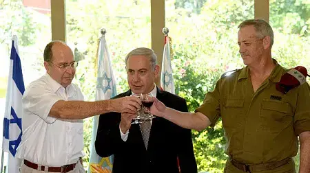 ראש הממשלה בנימין נתניהו, שר הביטחון משה יעלון והרמטכ"ל בני גנץ מרימים כוסית לכבוד ראש השנה בפגישת פורום מטכ"ל בתל אביב. ראש הממשלה בנימין נתניהו, שר הביטחון משה יעלון והרמטכ"ל בני גנץ מרימים כוסית לכבוד ראש השנה בפגישת פורום מטכ"ל בתל אביב.