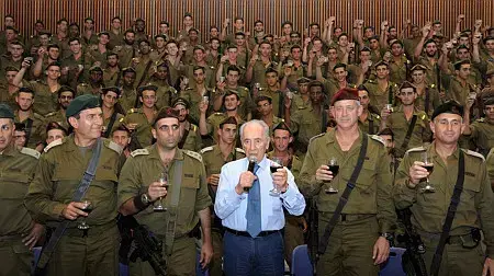 נשיא המדינה, שמעון פרס, והרמטכ"ל רב אלוף בני גנץ, בביקור בחטיבת גולני והרמת כוסית עם לוחמי החטיבה לרגל השנה החדשה. 2011-09-27
נשיא המדינה, שמעון פרס, והרמטכ"ל רב אלוף בני גנץ, בביקור בחטיבת גולני והרמת כוסית עם לוחמי החטיבה לרגל השנה החדשה. 2011-09-27