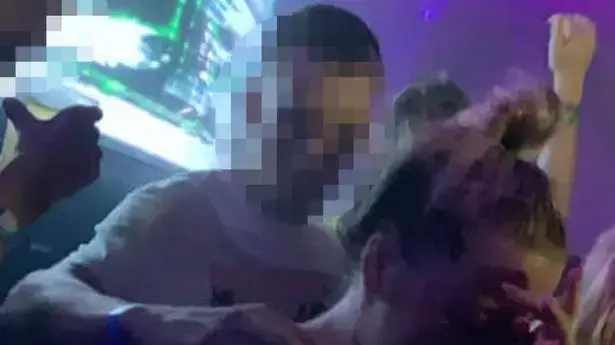 ג'מה ריינולדס תפסה במצלמה את הרגע בו גבר השחיל סם אונס למשקה שלה ג'מה ריינולדס תפסה במצלמה את הרגע בו גבר השחיל סם אונס למשקה שלה