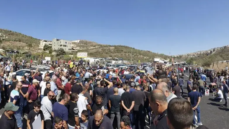 מאות תושבי אום אל-פחם הפגינו נגד הפשיעה הגואה וחסמו את כביש 65 ב-27 בספטמבר 2019 מאות תושבי אום אל-פחם הפגינו נגד הפשיעה הגואה וחסמו את כביש 65 ב-27 בספטמבר 2019