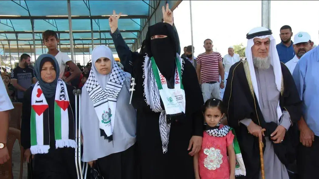 פלסטינים מפגינים ברצועת עזה פלסטינים מפגינים ברצועת עזה