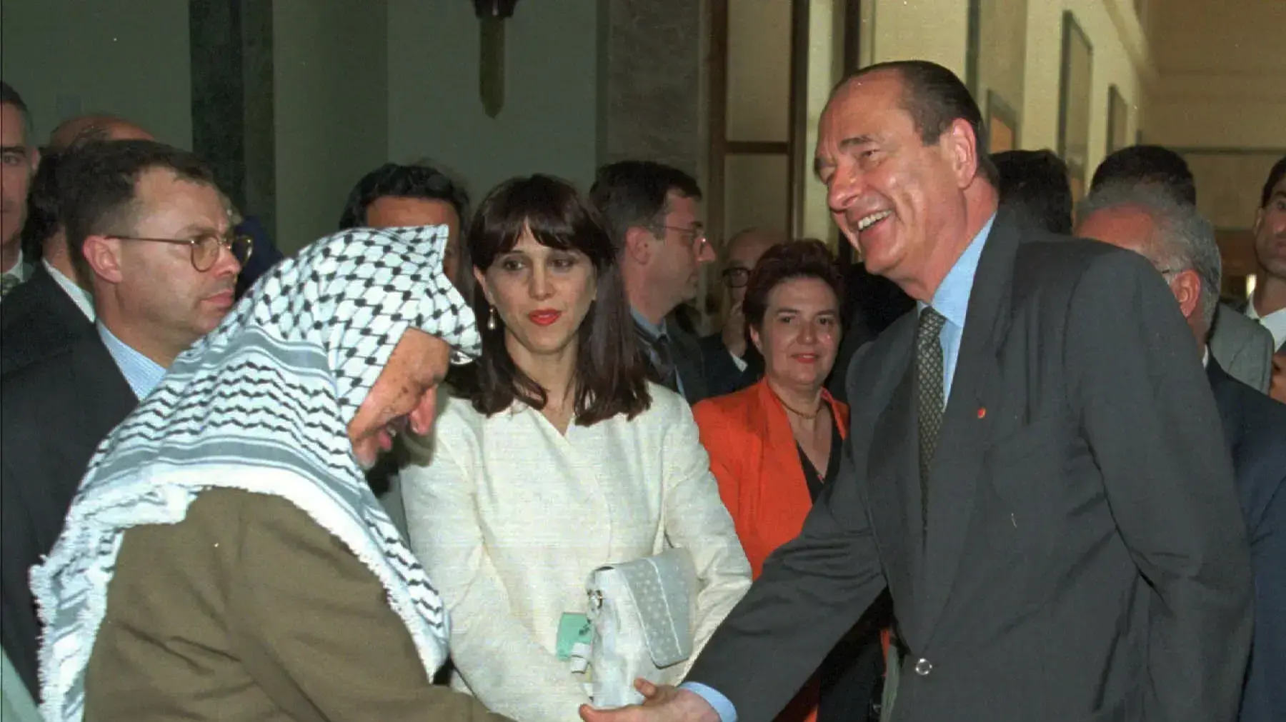 נשיא צרפת לשעבר ז'אק שיראק, לוחץ את ידו של יאסר עראפת בעת כהונתו כראש הממשלה. 27 בספטמבר 2019 נשיא צרפת לשעבר ז'אק שיראק, לוחץ את ידו של יאסר עראפת בעת כהונתו כראש הממשלה. 27 בספטמבר 2019