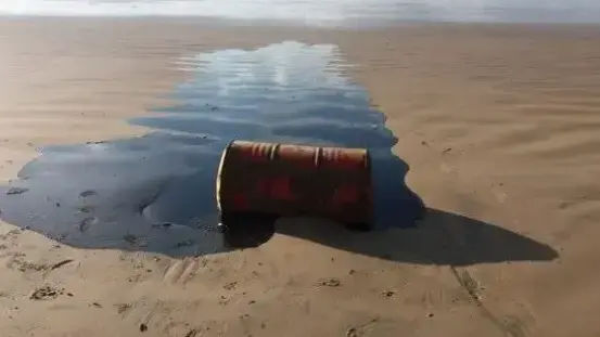 חבית נפט שנמצאה במדינת סרגיפה בברזיל בעקבות דיווחים על זיהום מדליפת נפט שהגיע לחופי המדינה, 28 בספטמבר 2019 חבית נפט שנמצאה במדינת סרגיפה בברזיל בעקבות דיווחים על זיהום מדליפת נפט שהגיע לחופי המדינה, 28 בספטמבר 2019