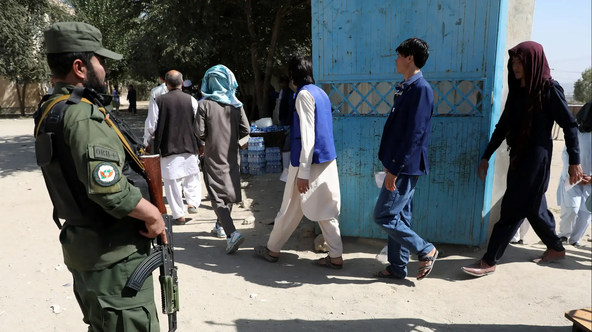 תור של מצביעים בדרך לקלפי במהלך הבחירות לנשיאות בקאבול, אפגניסטן, 28 בספטמבר 2019