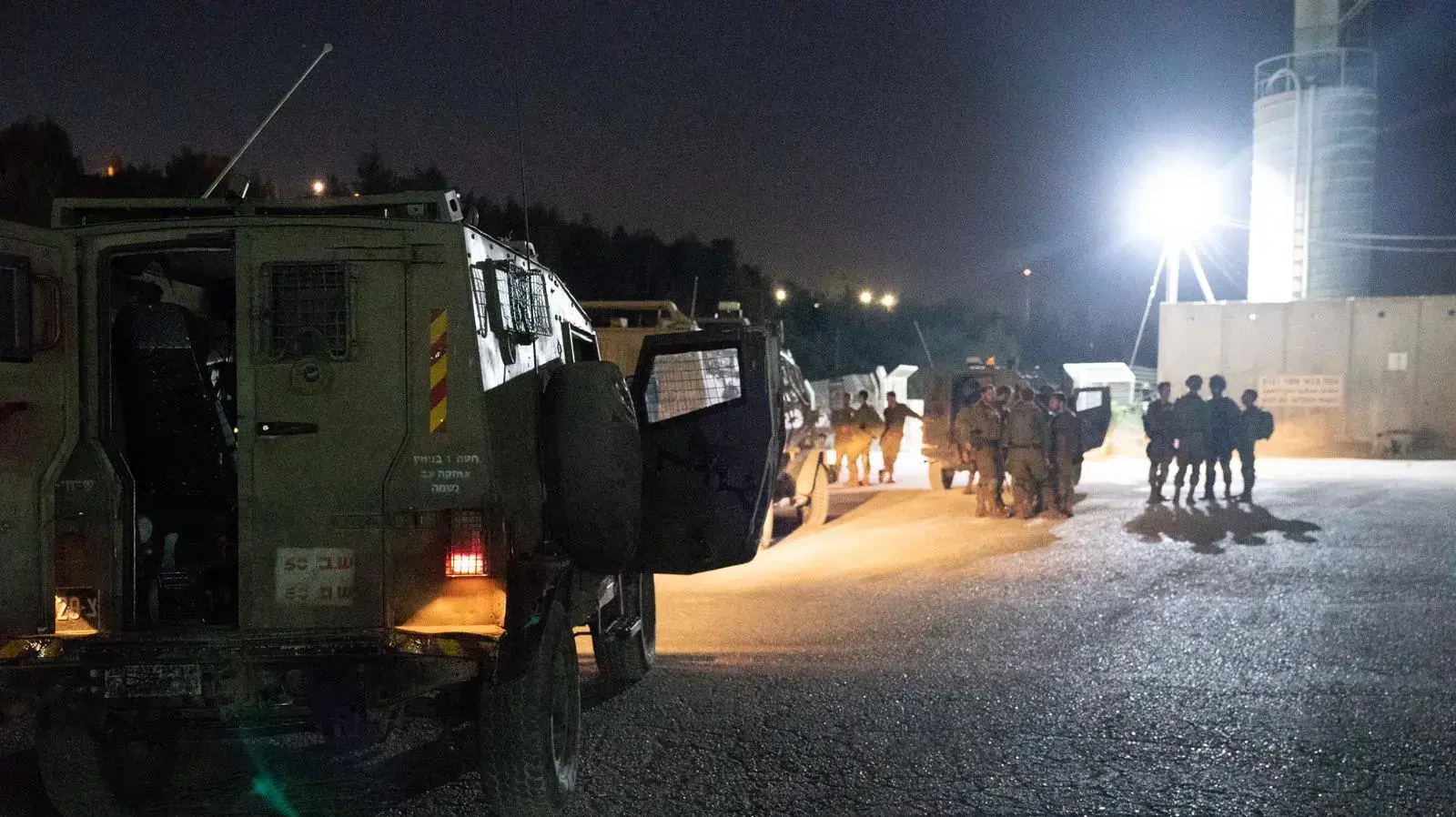 פעילות מודיעינית ומבצעית משותפת של צה"ל, שב"כ, משטרה ומג"ב הובילה לעצירת חוליית המחבלים החשודים בביצוע הפיגוע בדולב, בו נרצחה הנערה רינה שנרב 