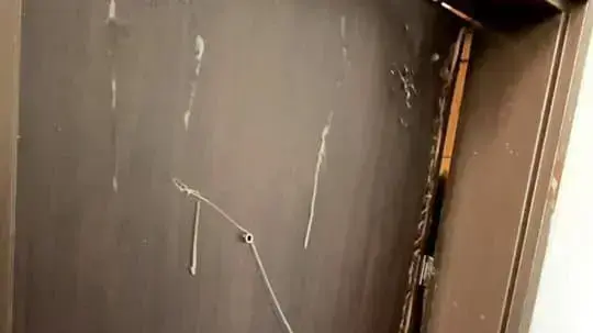 דלת ביתו של המחבל מהפיגוע בדולב שנפרצה במסגרת מעצרו דלת ביתו של המחבל מהפיגוע בדולב שנפרצה במסגרת מעצרו
