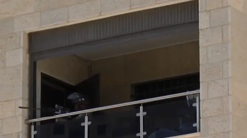 תיעוד הפשיטה על ביתו של המחבל סאמר מינא סלים ערביד ברמאללה, שעל פי החשד שימש כראש החולייה שרצחה את רינה שנרב ליד דולב תיעוד הפשיטה על ביתו של המחבל סאמר מינא סלים ערביד ברמאללה, שעל פי החשד שימש כראש החולייה שרצחה את רינה שנרב ליד דולב