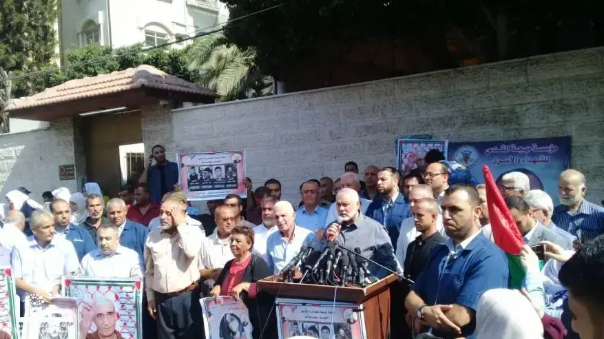 מנהיג חמאס אסמאעיל הנייה מחוץ למטה הצלב האדום בעזה ב-30 בספטמבר 2019 מנהיג חמאס אסמאעיל הנייה מחוץ למטה הצלב האדום בעזה ב-30 בספטמבר 2019