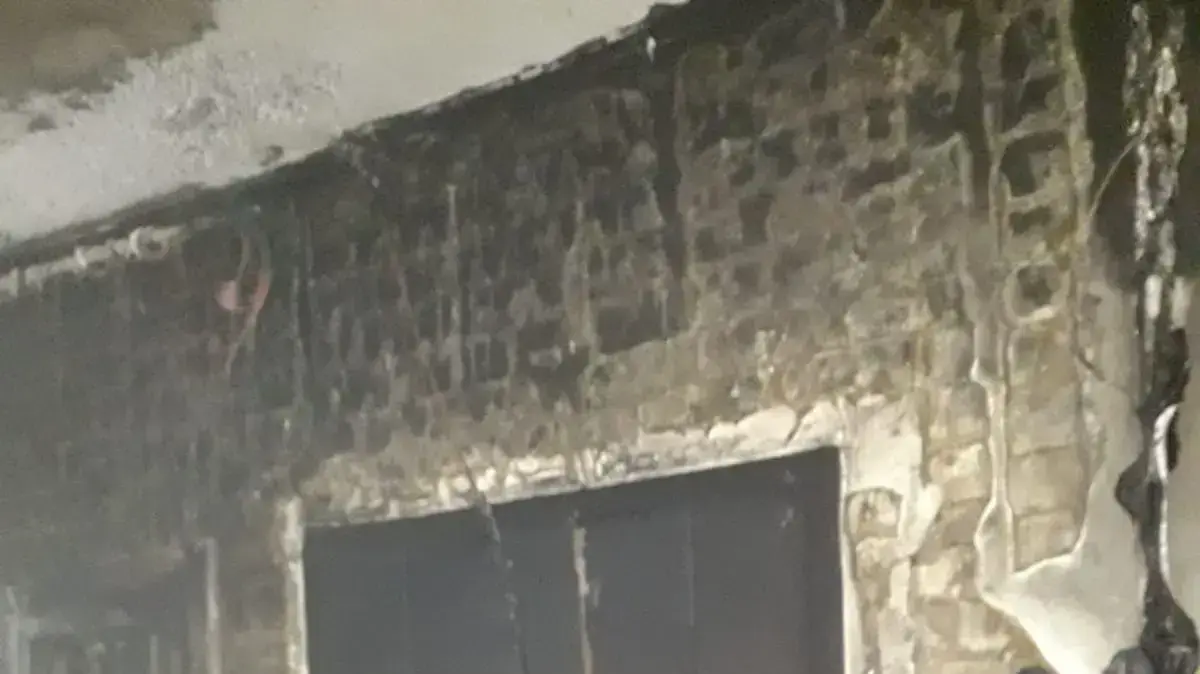 נזקי השריפה בבית בשכונת שועפט בו אב נפצע קשה לאחר שחילץ את ילדיו מהאש וקיים חשד כי מדובר בהצתה, 30 בספטמבר 2019 נזקי השריפה בבית בשכונת שועפט בו אב נפצע קשה לאחר שחילץ את ילדיו מהאש וקיים חשד כי מדובר בהצתה, 30 בספטמבר 2019