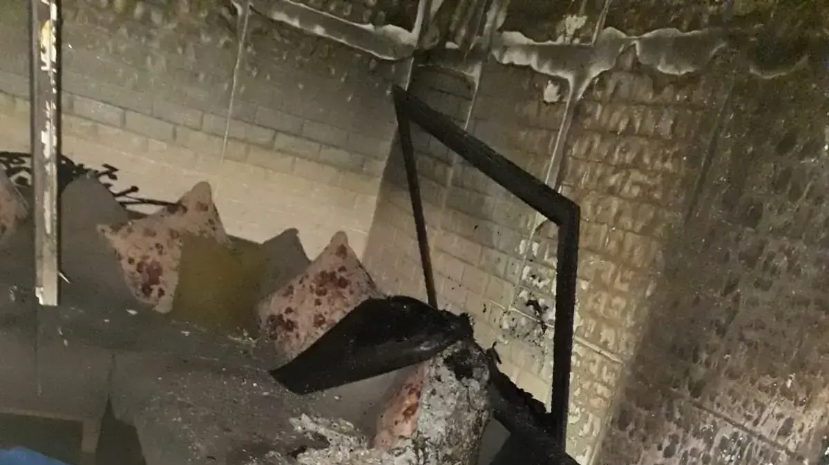נזקי השריפה בבית בשכונת שועפט בו אב נפצע קשה לאחר שחילץ את ילדיו מהאש וקיים חשד כי מדובר בהצתה, 30 בספטמבר 2019
