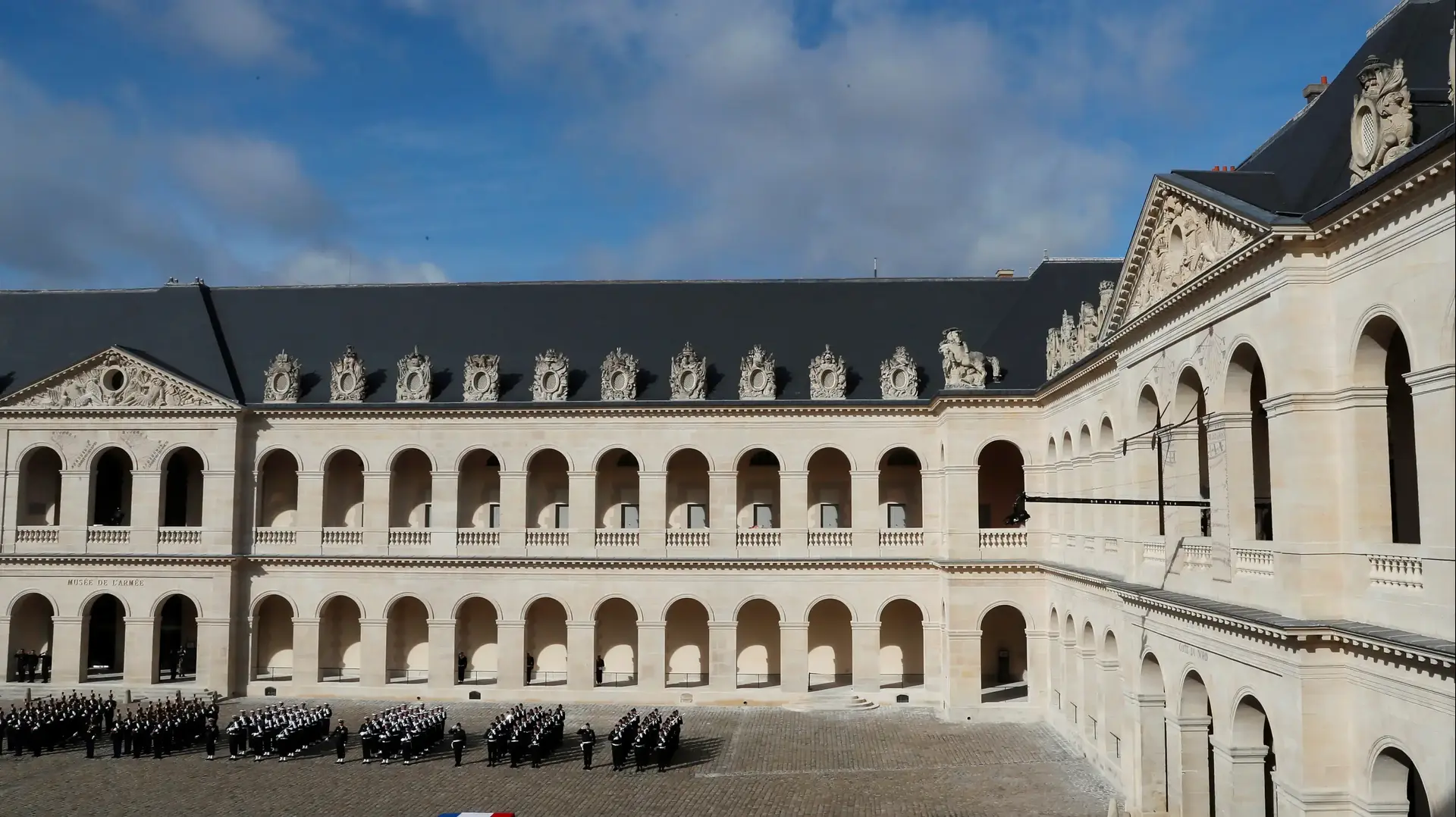 ארונו של ז'אק שיראק מוצג במלון des Invalides בפריז. 30 בספטמבר 2019 ארונו של ז'אק שיראק מוצג במלון des Invalides בפריז. 30 בספטמבר 2019