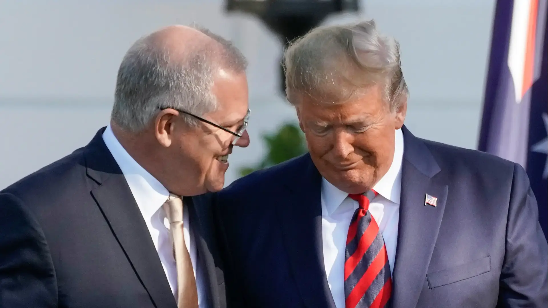 נשיא ארצות הברית דונלד טראמפ וראש ממשלת אוסטרליה סקוט מוריסון משוחחים. 20 בספטמבר 2019