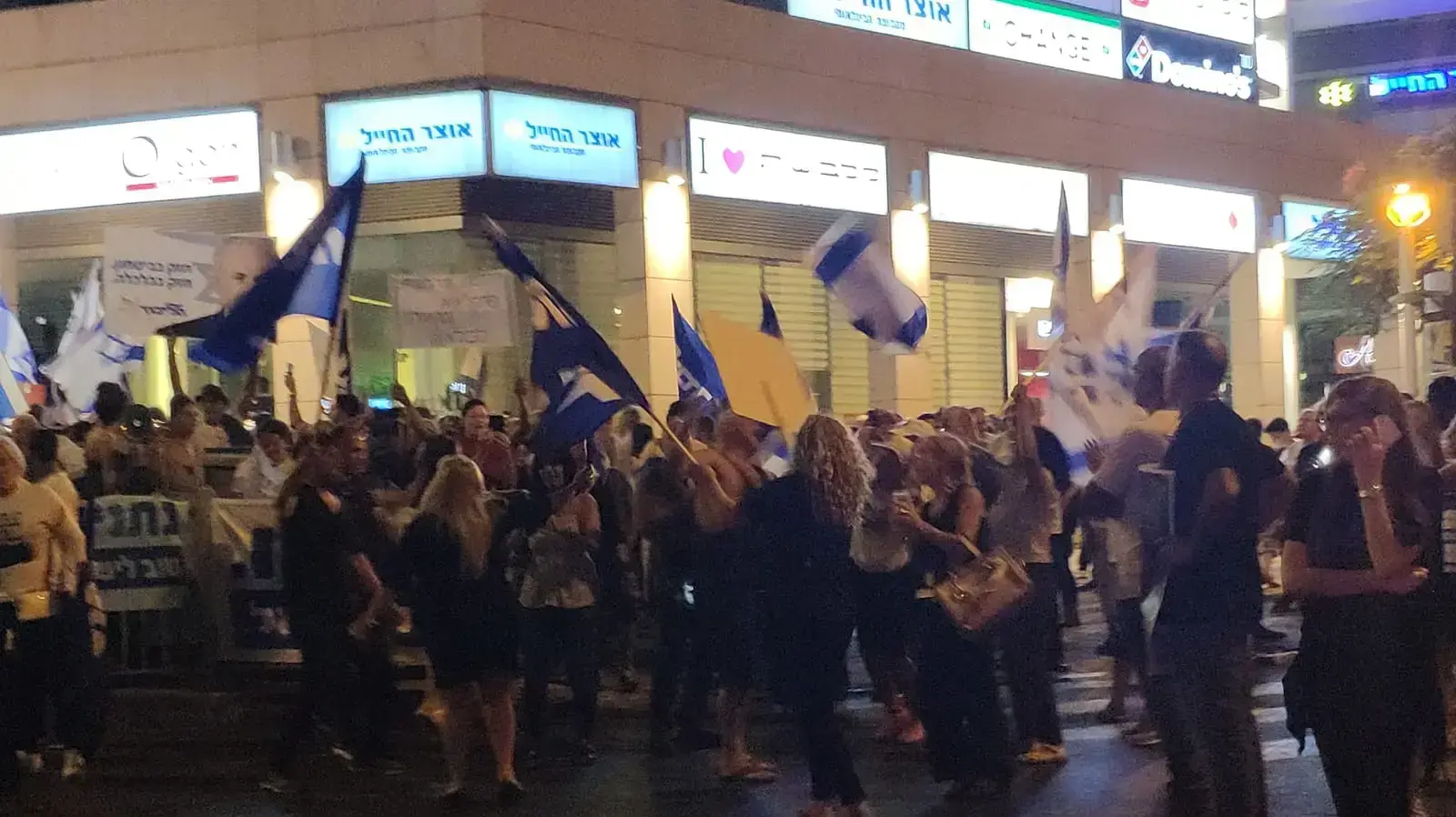 הפגנה בכיכר גורן בפ"ת, ליד ביתו של מנדלבליט, ערב השימוע לרה"מ נתניהו, 1 באוקטובר 2019 הפגנה בכיכר גורן בפ"ת, ליד ביתו של מנדלבליט, ערב השימוע לרה"מ נתניהו, 1 באוקטובר 2019