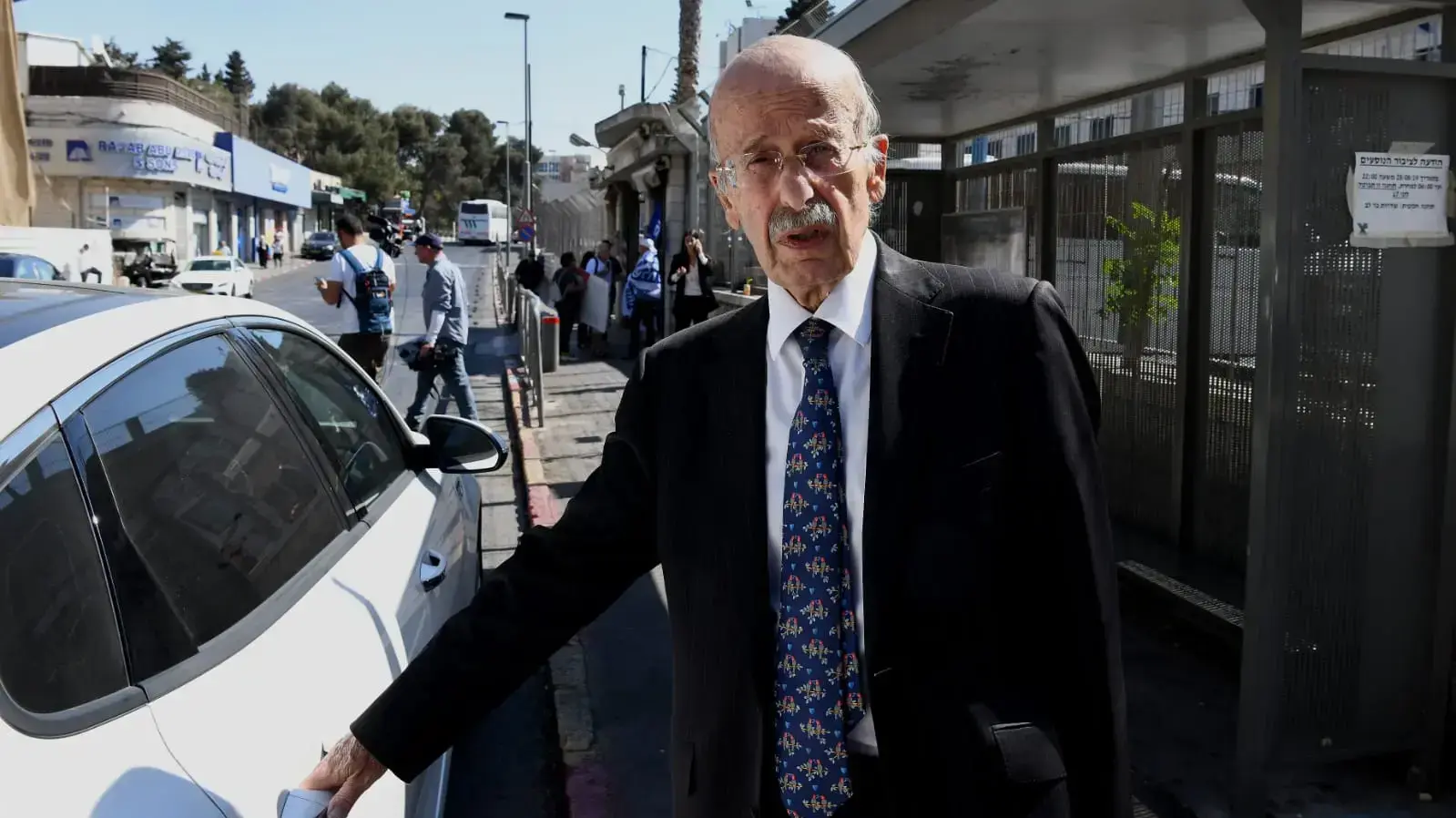 עו"ד רם כספי המייצג את רה"מ בתיק 4000, עם יציאתו ממשרד המשפטים, ירושלים 2 באוקטובר 2019 עו"ד רם כספי המייצג את רה"מ בתיק 4000, עם יציאתו ממשרד המשפטים, ירושלים 2 באוקטובר 2019