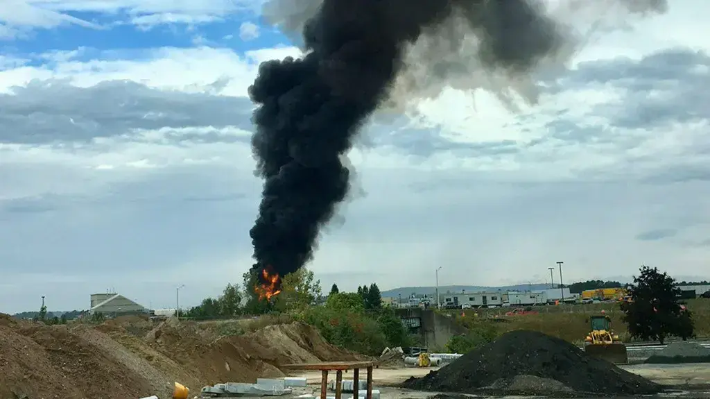שבעה בני אדם נהרגו כשמטוס נדיר ממלחמת העולם 
השנייה התרסק בנמל תעופה במדינת קונטיקט