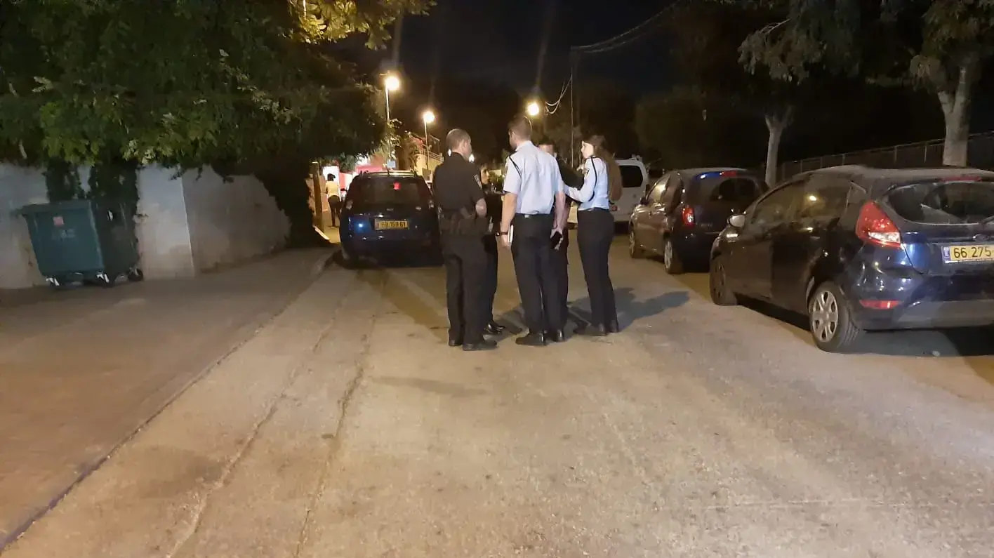 שוטרים בזירה בה אותרה גופת אישה בירושלים 3 באוקטובר 2019 שוטרים בזירה בה אותרה גופת אישה בירושלים 3 באוקטובר 2019