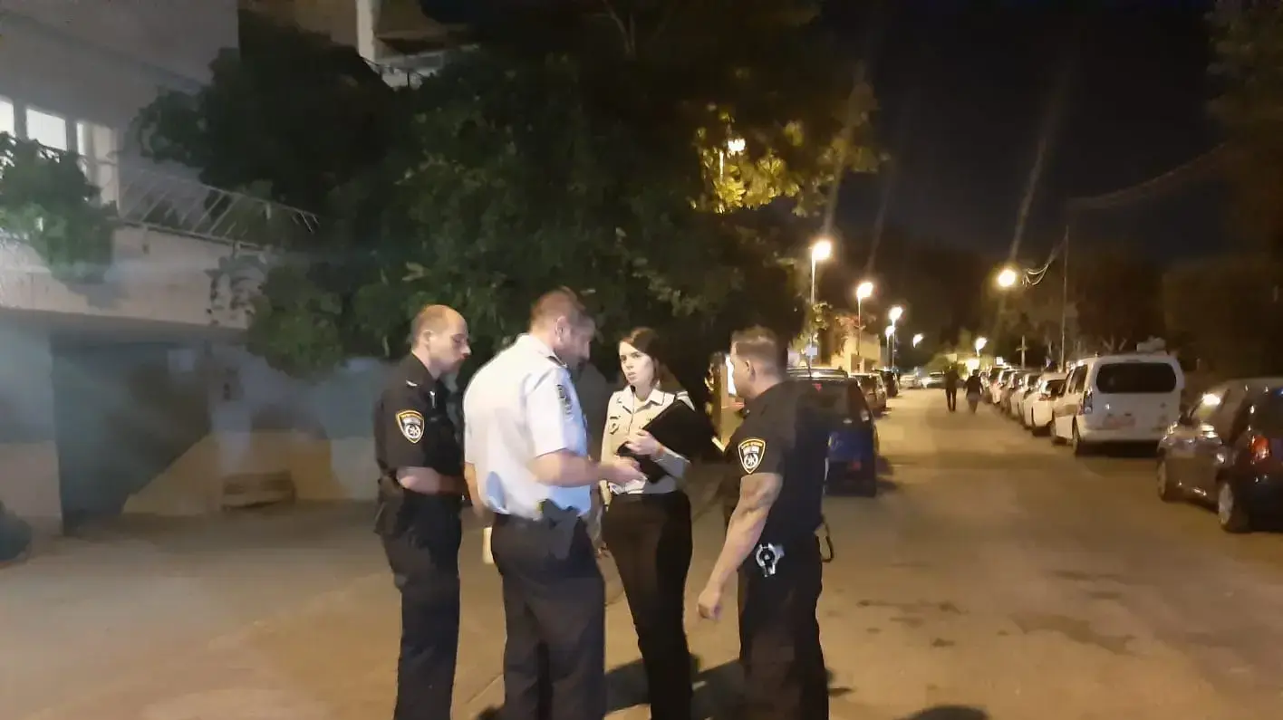 שוטרים בזירה בה אותרה גופת אישה בירושלים 3 באוקטובר 2019 שוטרים בזירה בה אותרה גופת אישה בירושלים 3 באוקטובר 2019