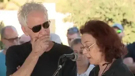 שלום חנוך נילי פיטרסון בהלוויתו של רוני פיטרסון שלום חנוך נילי פיטרסון בהלוויתו של רוני פיטרסון