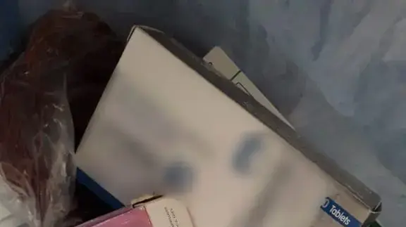 ממצאים שנתפסו בביתו של החשוד שהתחזה לפרופסור בתחום האונקולוגיה בבתי חולים במרכז הארץ 