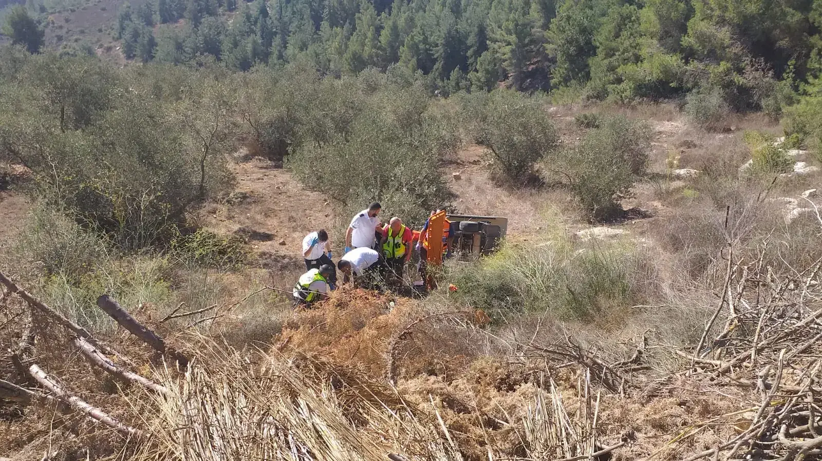 קלנועית עם ארבעה נוסעים שהדרדרה לוואדי בבית העלמין בנוף הגליל קלנועית עם ארבעה נוסעים שהדרדרה לוואדי בבית העלמין בנוף הגליל
