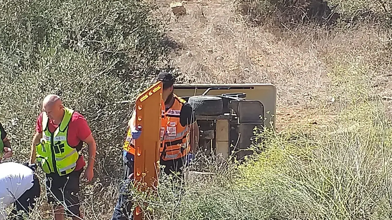 קלנועית עם ארבעה נוסעים שהידרדרה לוואדי בבית העלמין בנוף הגליל קלנועית עם ארבעה נוסעים שהידרדרה לוואדי בבית העלמין בנוף הגליל