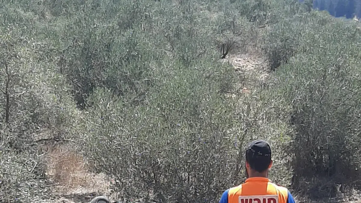 קלנועית הנוסעים שהידרדרה לוואדי בבית העלמין בנוף הגליל קלנועית הנוסעים שהידרדרה לוואדי בבית העלמין בנוף הגליל