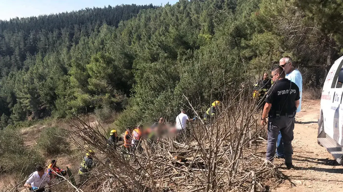 זירת התהפכות קלנועית הנוסעים שהידרדרה לוואדי בבית העלמין בנוף הגליל זירת התהפכות קלנועית הנוסעים שהידרדרה לוואדי בבית העלמין בנוף הגליל
