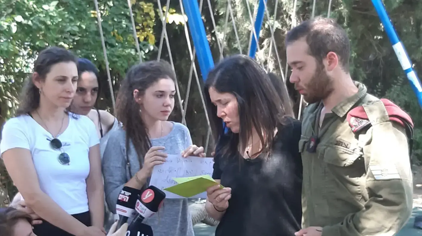 משפחת סלה מתכנסת לאחר מות מיכל סלה, שנדקרה על פי החשד בידי בן זוגה במוצא, 4 באוקטובר 2019 משפחת סלה מתכנסת לאחר מות מיכל סלה, שנדקרה על פי החשד בידי בן זוגה במוצא, 4 באוקטובר 2019