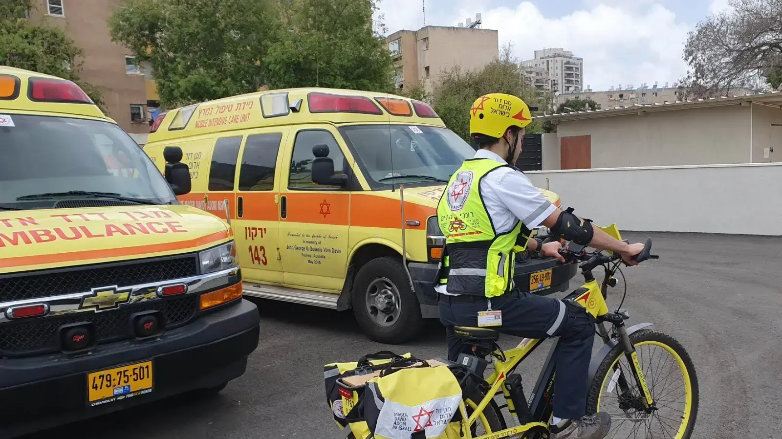 שני אמבולנסים ופראמדיק מד"א בהכנות ליום כיפור 05 באוקטובור 2019. שני אמבולנסים ופראמדיק מד"א בהכנות ליום כיפור 05 באוקטובור 2019.