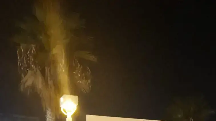 הפגנת תמיכה בראש הממשלה בנימין נתניהו מול ביתו של היועץ המשפטי לממשלה אביחי מנדלבליט בפתח תקווה ב-5 באוקטובר 2019 הפגנת תמיכה בראש הממשלה בנימין נתניהו מול ביתו של היועץ המשפטי לממשלה אביחי מנדלבליט בפתח תקווה ב-5 באוקטובר 2019
