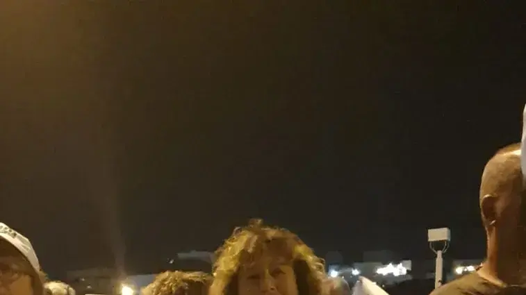 הפגנת תמיכה בראש הממשלה בנימין נתניהו מול ביתו של היועץ המשפטי לממשלה אביחי מנדלבליט בפתח תקווה ב-5 באוקטובר 2019 הפגנת תמיכה בראש הממשלה בנימין נתניהו מול ביתו של היועץ המשפטי לממשלה אביחי מנדלבליט בפתח תקווה ב-5 באוקטובר 2019