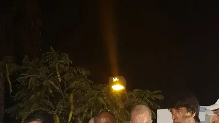 הפגנת תמיכה בראש הממשלה בנימין נתניהו מול ביתו של היועץ המשפטי לממשלה אביחי מנדלבליט בפתח תקווה ב-5 באוקטובר 2019 הפגנת תמיכה בראש הממשלה בנימין נתניהו מול ביתו של היועץ המשפטי לממשלה אביחי מנדלבליט בפתח תקווה ב-5 באוקטובר 2019