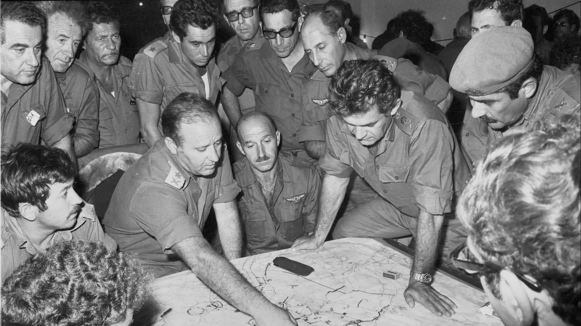 46 שנים למלחמת יום הכיפורים - ארכיון צה"ל במשרד הביטחון חושף חומרים חדשים

הרמטכ"ל בהתייעצות בפיקוד הצפון. מימין לשמאל: רס"ן גדי זוהר, ממושקף נראה בצדודית- שליש הרמטכ"ל, תא"ל יקותיאל (קותי) אדם (משופם בכומתה), הרמטכ"ל רא"ל דוד אלעזר ר' אמ"ן אלוף אלי זעירא, אלוף רחבעם זאבי במשקפיים כהים, אלוף מרדכי הוד, אלוף יצחק (חקה) חופי.

1.10.1973
