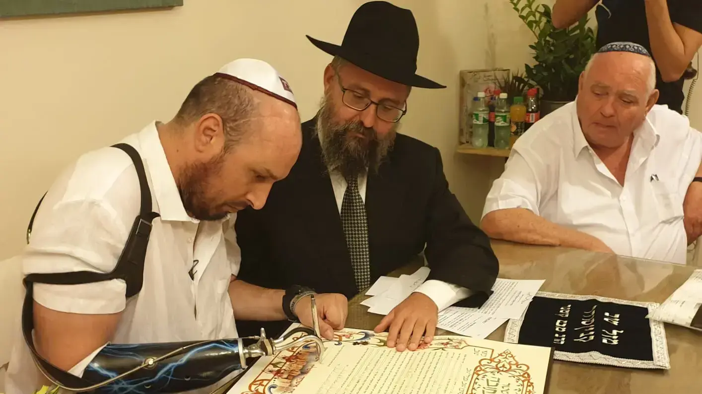 בן שפיצר, שנחשב לפצוע הקשה ביותר של עופרת יצוקה, התחתן עם בחירת ליבו. את החופה המרגשת ערך הרב מנחם קוטנר שליח חב"ד המלווה פצועי קרב - ה-7 לאוקטובר 2019 בן שפיצר, שנחשב לפצוע הקשה ביותר של עופרת יצוקה, התחתן עם בחירת ליבו. את החופה המרגשת ערך הרב מנחם קוטנר שליח חב"ד המלווה פצועי קרב - ה-7 לאוקטובר 2019