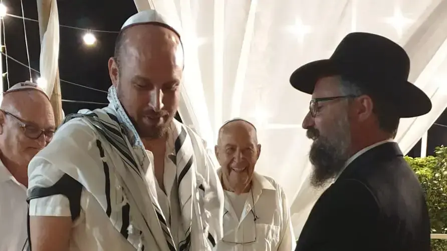 בן שפיצר, שנחשב לפצוע הקשה ביותר של עופרת יצוקה, התחתן עם בחירת ליבו. את החופה המרגשת ערך הרב מנחם קוטנר שליח חב"ד המלווה פצועי קרב - ה-7 לאוקטובר 2019 בן שפיצר, שנחשב לפצוע הקשה ביותר של עופרת יצוקה, התחתן עם בחירת ליבו. את החופה המרגשת ערך הרב מנחם קוטנר שליח חב"ד המלווה פצועי קרב - ה-7 לאוקטובר 2019