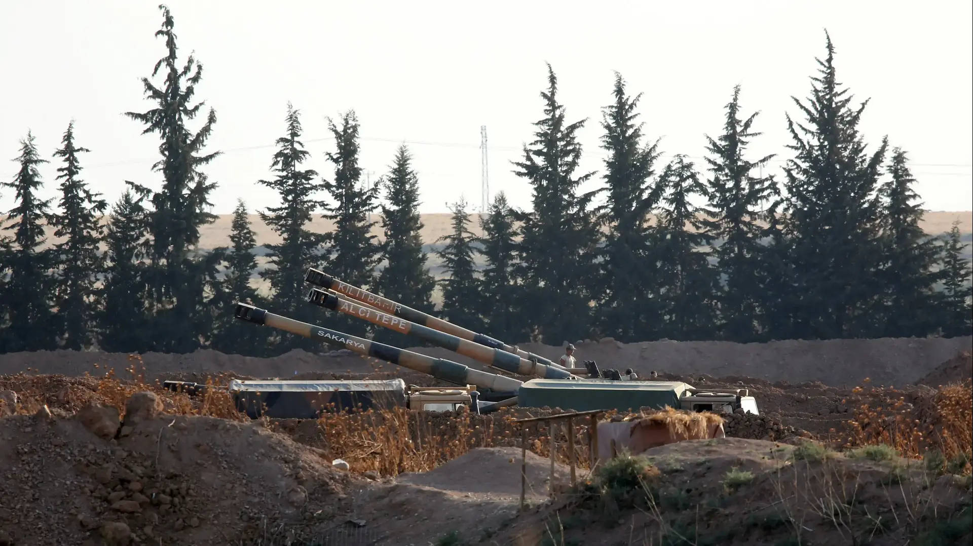 כוחות טורקים הוצבו בגבול עם בין טורקיה וסוריה. 8 באוקטובר 2019 כוחות טורקים הוצבו בגבול עם בין טורקיה וסוריה. 8 באוקטובר 2019