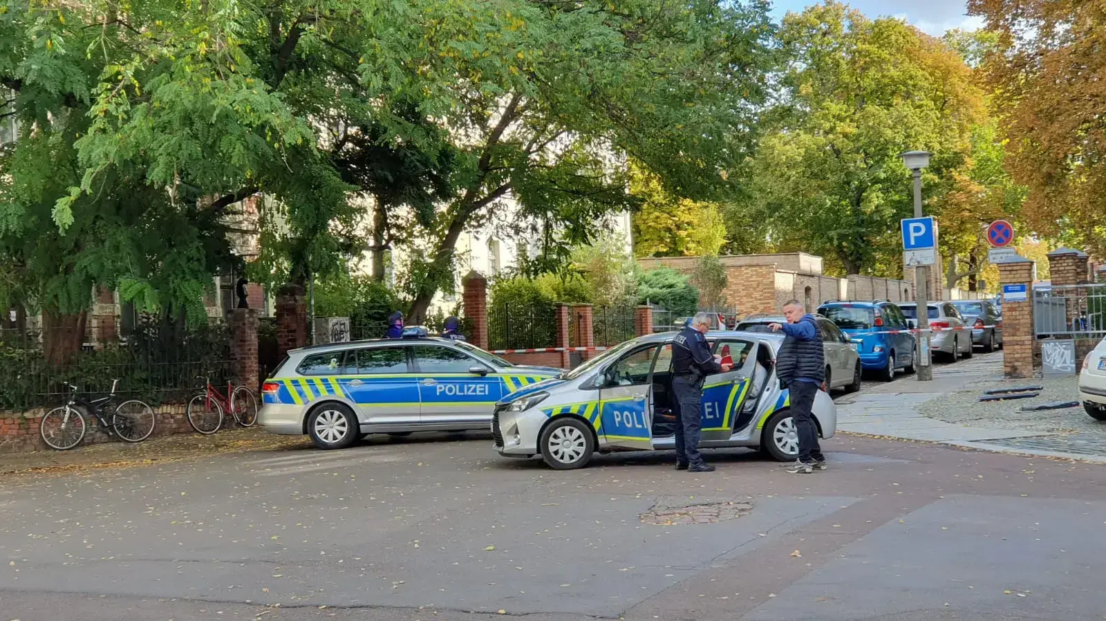 כוחות משטרה בזירת הירי מחוץ לבית כנסת בהאלה שבגרמניה, 9 באוקטובר 2019 כוחות משטרה בזירת הירי מחוץ לבית כנסת בהאלה שבגרמניה, 9 באוקטובר 2019