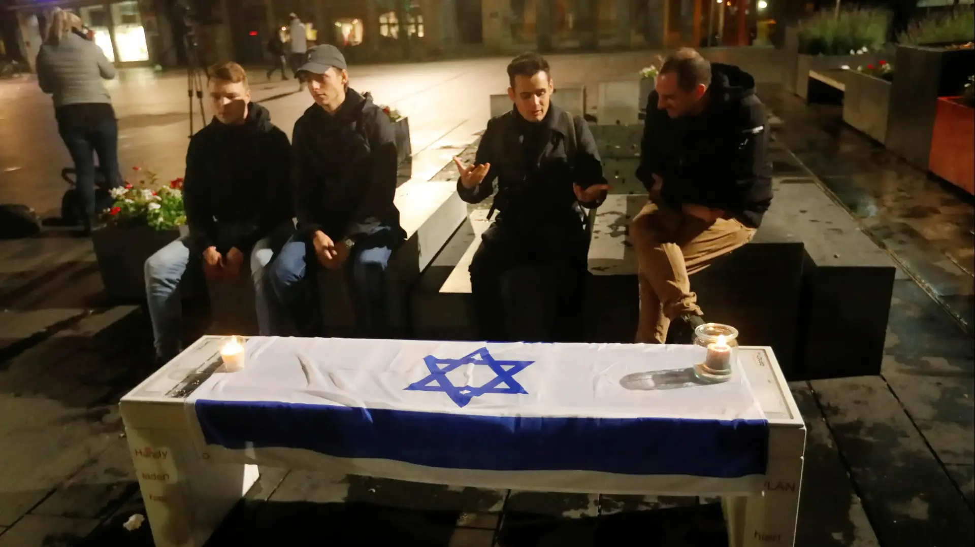 מדליקי נרות בעיר האלה שבמזרח גרמניה אחרי פיגוע הירי ב-9 באוקטובר 2019 מדליקי נרות בעיר האלה שבמזרח גרמניה אחרי פיגוע הירי ב-9 באוקטובר 2019
