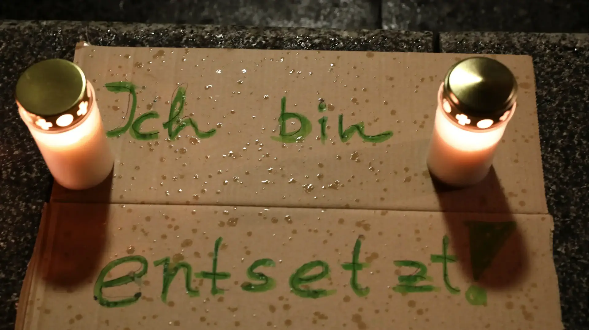 שלט עם כיתוב "אני מזועזע" עם נרות זיכרון בעיר האלה במזרח גרמניה אחרי פיגוע הירי ב-9 באוקטובר 2019 שלט עם כיתוב "אני מזועזע" עם נרות זיכרון בעיר האלה במזרח גרמניה אחרי פיגוע הירי ב-9 באוקטובר 2019