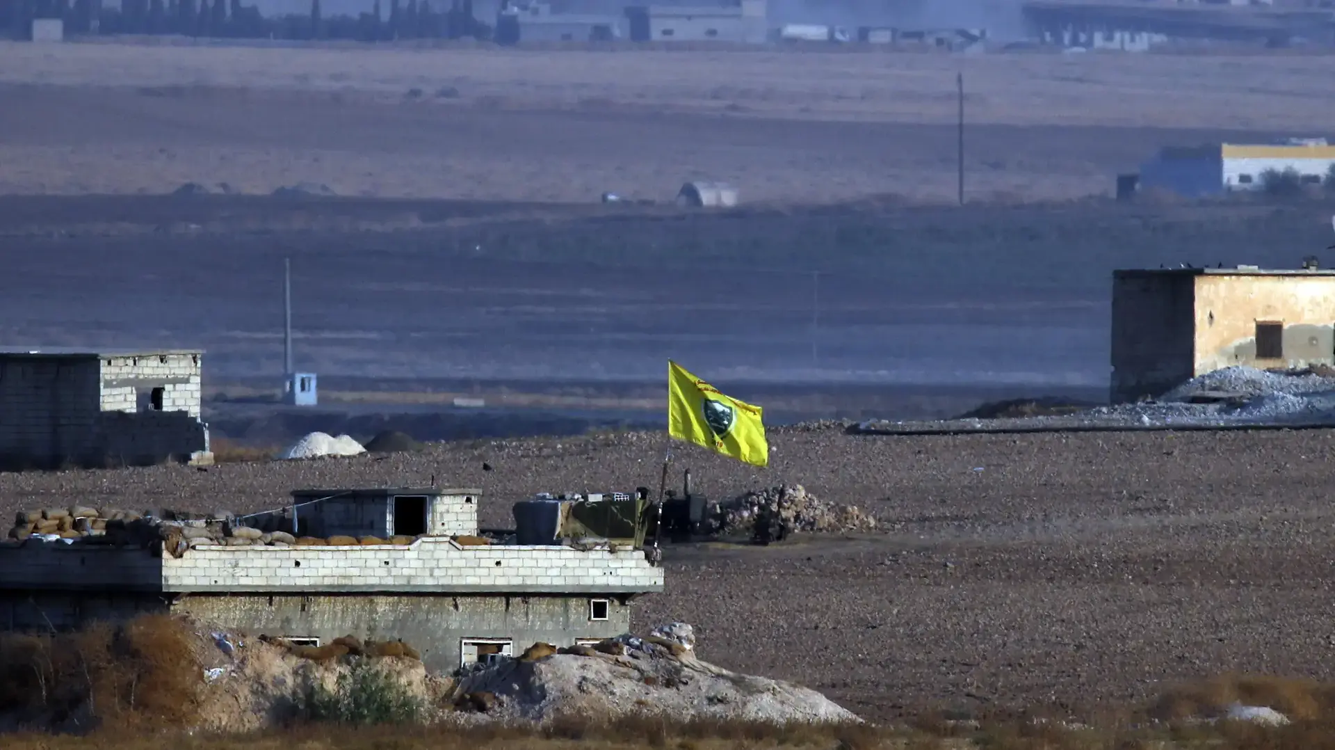 דגל של המיליציה הכורדית YPG במבנה בצפון סוריה נצפה מעבר לגבול, 9 באוקטובר 2019 דגל של המיליציה הכורדית YPG במבנה בצפון סוריה נצפה מעבר לגבול, 9 באוקטובר 2019