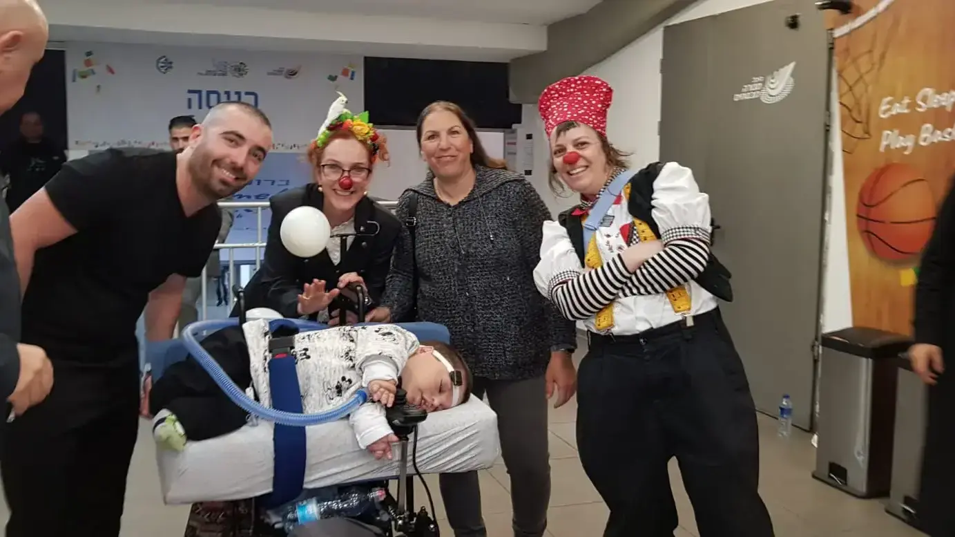 מיכל וסמדר מהליצנבולנס. אמבלונס ליצנים המגשים חלומות לילדים הנמצאים בהליכים רפואיים מורכבים. 10 באוקטובר 2019 מיכל וסמדר מהליצנבולנס. אמבלונס ליצנים המגשים חלומות לילדים הנמצאים בהליכים רפואיים מורכבים. 10 באוקטובר 2019