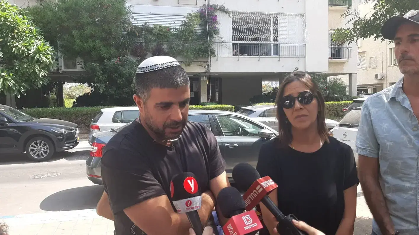 קורבי משפחתו של איתי מרגי ההרוג בתאונה ביום כיפור במהלך הצהרה לתקשורת 10 באוקטובר 2019 קורבי משפחתו של איתי מרגי ההרוג בתאונה ביום כיפור במהלך הצהרה לתקשורת 10 באוקטובר 2019