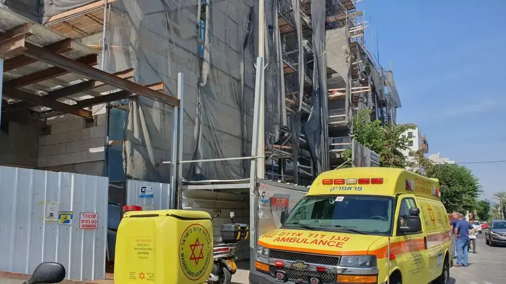 פועל בשנות ה-40 נפל מאתר בנייה ברחוב קזן ברעננה. 10 באוקטובר 2019 פועל בשנות ה-40 נפל מאתר בנייה ברחוב קזן ברעננה. 10 באוקטובר 2019