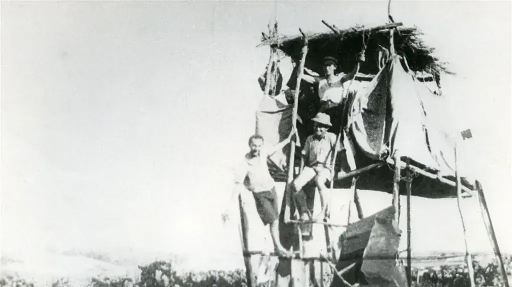סוכת שמירה בכפר תבור, 1940. סוכת שמירה בכפר תבור, 1940.