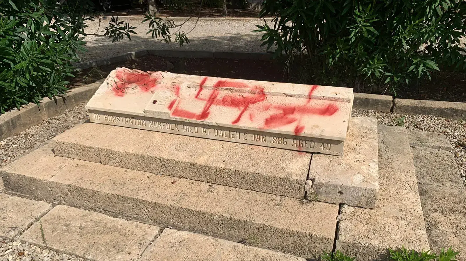כתובות נאצה ועקירת מצבות בבית העלמין הצבאי הבריטי בחיפה, 11 באוקטובר 2019 כתובות נאצה ועקירת מצבות בבית העלמין הצבאי הבריטי בחיפה, 11 באוקטובר 2019