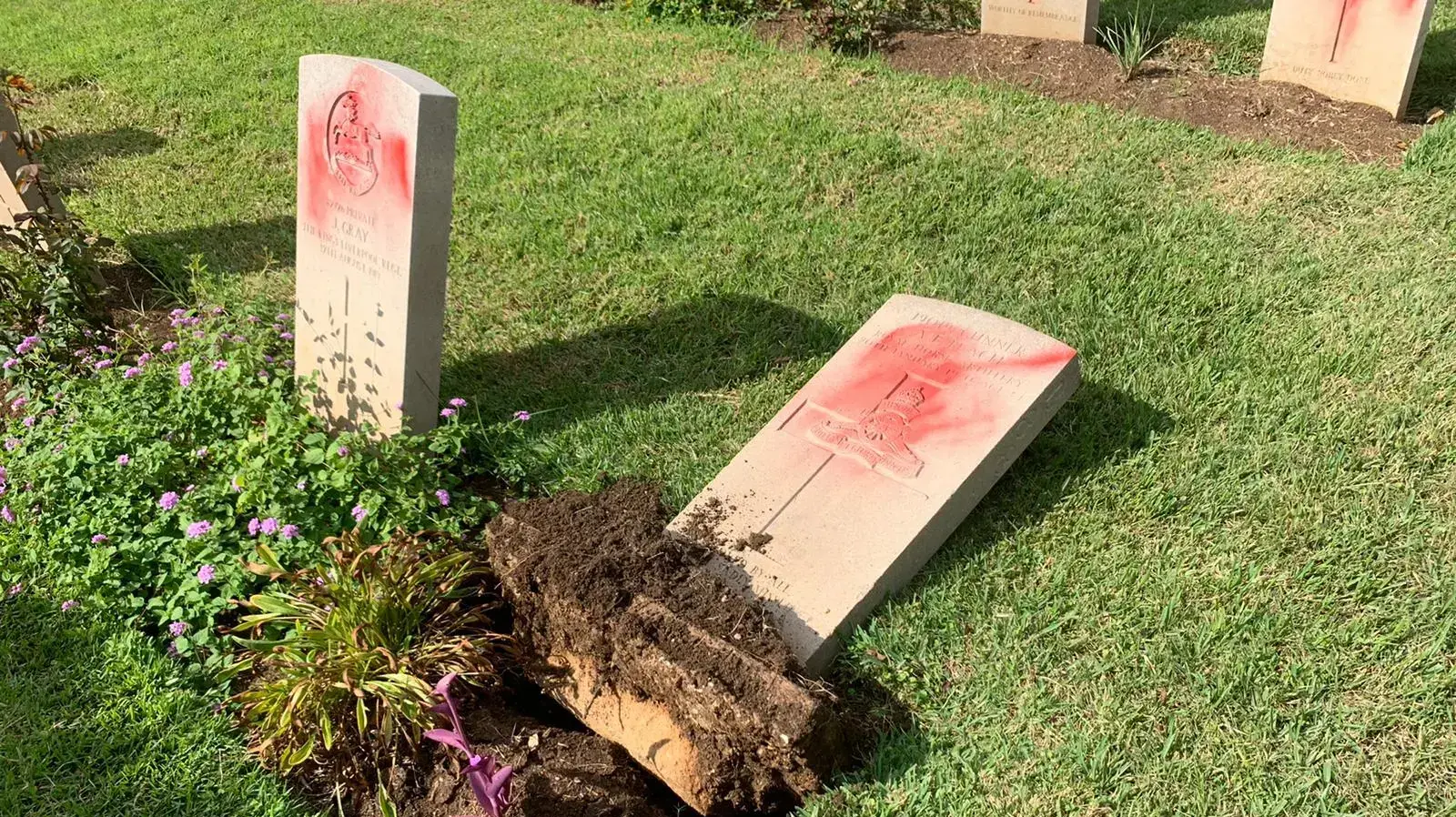 כתובות נאצה ועקירת מצבות בבית העלמין הצבאי הבריטי בחיפה, 11 באוקטובר 2019 כתובות נאצה ועקירת מצבות בבית העלמין הצבאי הבריטי בחיפה, 11 באוקטובר 2019