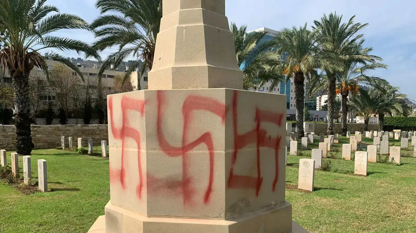 כתובות נאצה ועקירת מצבות בבית העלמין הצבאי הבריטי בחיפה, 11 באוקטובר 2019 כתובות נאצה ועקירת מצבות בבית העלמין הצבאי הבריטי בחיפה, 11 באוקטובר 2019